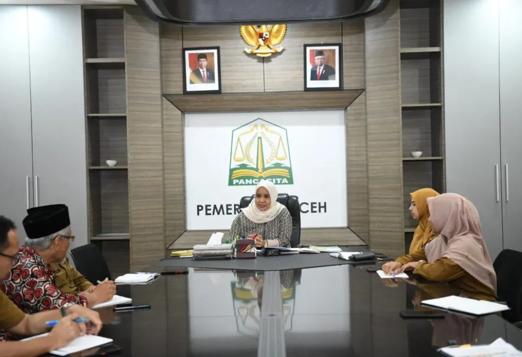 Foto: Pj. Ketua TP-PKK Aceh Melani Subarni lakikan rapat bersama tim inti percepatan penurunan stunting Aceh di ruang rapat pendopo Gubernur Aceh, senin, 01/04/2024