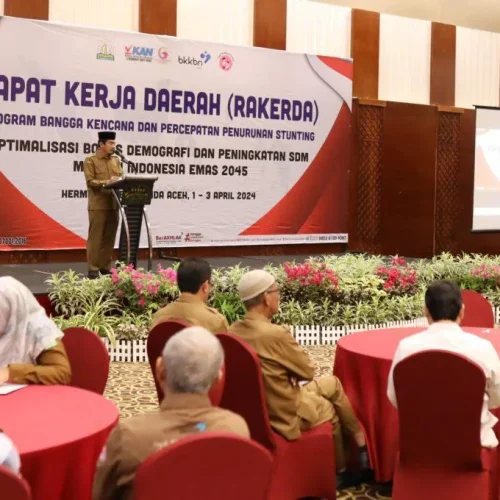 Foto: Plh Asisten Pemerintahan, Keistimewaan dan Kesejahteraan Rakyat Setda Aceh, Dr. Drs. Yusrizal, M.Si menyampaikan sambutan pada Rapat Kerja Daerah (Rakerda) program bangga kencana dan percepatan penurunan stunting dalam rangka optimalisasi bonus demografi dan peningkatan SDM menuju Indonesia Emas 2045 yang diselenggarakan BKKBN Perwakilan Aceh di Hermes Hotel, Banda Aceh, 2/4/2025