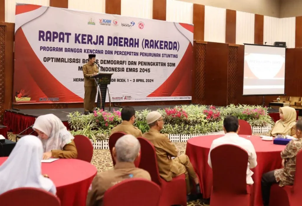 Foto: Plh Asisten Pemerintahan, Keistimewaan dan Kesejahteraan Rakyat Setda Aceh, Dr. Drs. Yusrizal, M.Si menyampaikan sambutan pada Rapat Kerja Daerah (Rakerda) program bangga kencana dan percepatan penurunan stunting dalam rangka optimalisasi bonus demografi dan peningkatan SDM menuju Indonesia Emas 2045 yang diselenggarakan BKKBN Perwakilan Aceh di Hermes Hotel, Banda Aceh, 2/4/2025