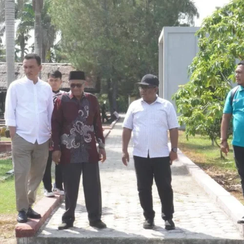 Foto: Pj Bupati Aceh Utara bersama Kepala Dinas Pendidikan dan Kebudayaan Meninjau Situs Cagar Budaya Nasional Cut Meutia yang mulai dimakan usia