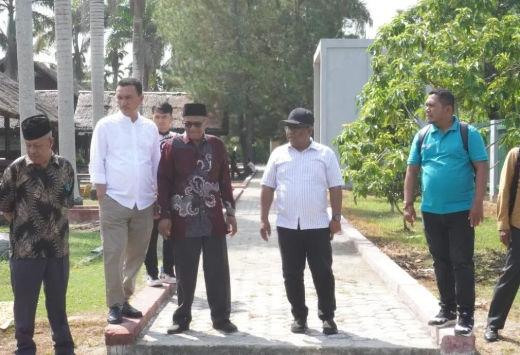 Foto: Pj Bupati Aceh Utara bersama Kepala Dinas Pendidikan dan Kebudayaan Meninjau Situs Cagar Budaya Nasional Cut Meutia yang mulai dimakan usia