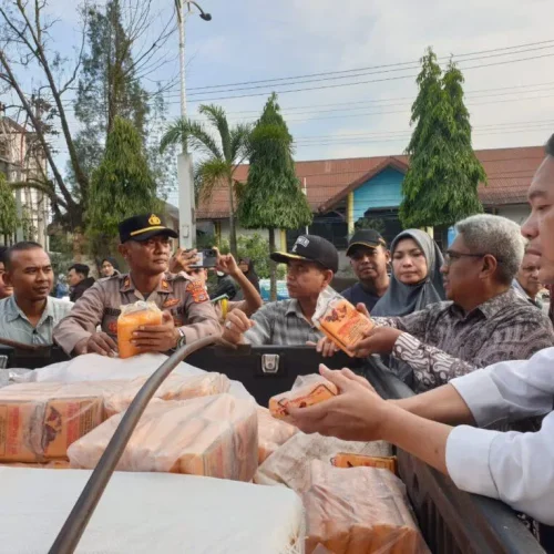 Foto: Pj Bupati Memperlihatkan barang sitaan BPOM Aceh berupa Boraks  yang ditemukan di aceh utara sebanyak 315 kg