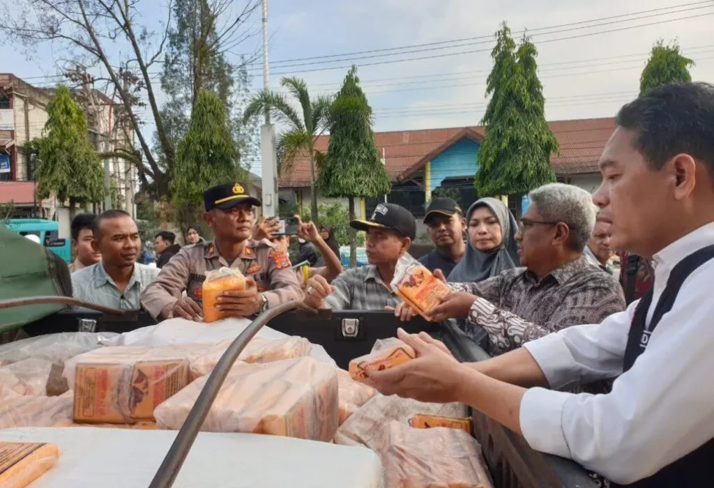 Foto: Pj Bupati Memperlihatkan barang sitaan BPOM Aceh berupa Boraks  yang ditemukan di aceh utara sebanyak 315 kg