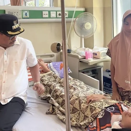 Foto: Penjabat (Pj) Walikota Lhokseumawe, A. Hanan, menyerahkan bantuan dana pengobatan kepada ananda Nur Asyifa, warga Gampong Pusong Kota Lhokseumawe yang sedang menjalani pengobatan tumor di RSUD Zainal Abidin, Banda Aceh.