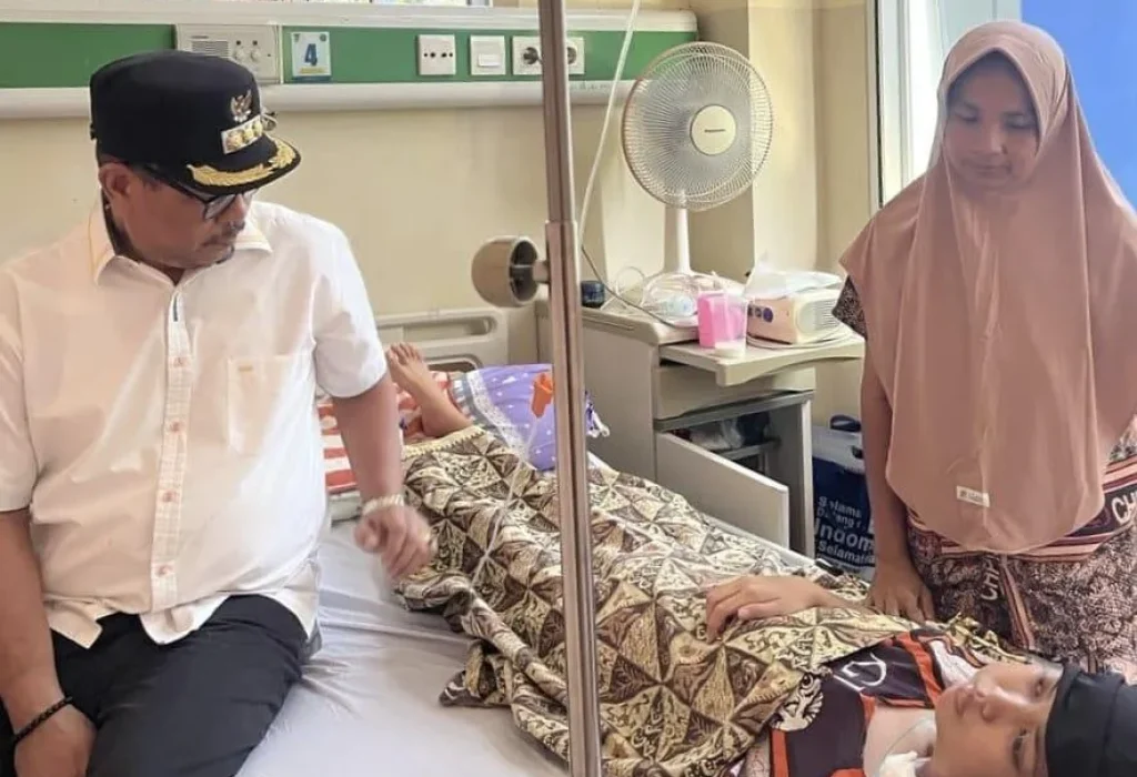 Foto: Penjabat (Pj) Walikota Lhokseumawe, A. Hanan, menyerahkan bantuan dana pengobatan kepada ananda Nur Asyifa, warga Gampong Pusong Kota Lhokseumawe yang sedang menjalani pengobatan tumor di RSUD Zainal Abidin, Banda Aceh.