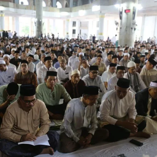 Foto: Pj Wali Kota dan Sekda Lhokseumawe Laksanakan Salat Id di Masjid Agung Islamic Center