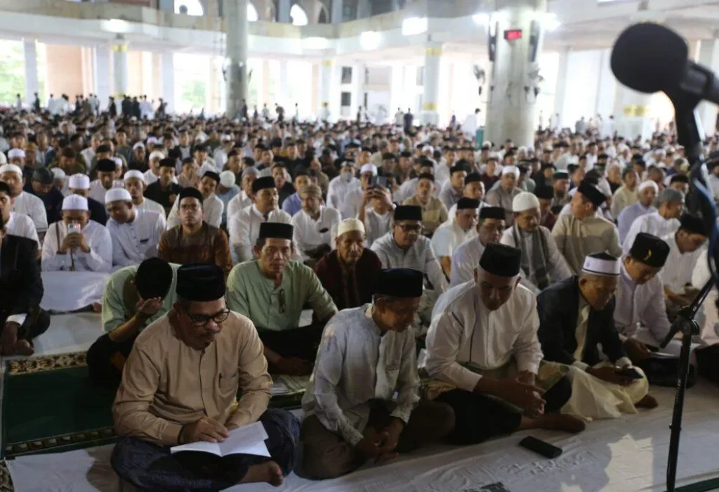 Foto: Pj Wali Kota dan Sekda Lhokseumawe Laksanakan Salat Id di Masjid Agung Islamic Center
