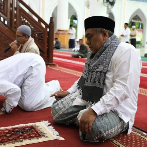 Foto: Penjabat Bupati Aceh Utara Dr Mahyuzar, MSi tunaikan Shalat Idul Fitri di Masjid Agung Baiturrahim Lhoksukon