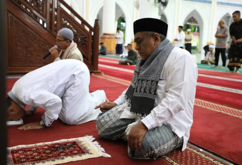 Foto: Penjabat Bupati Aceh Utara Dr Mahyuzar, MSi tunaikan Shalat Idul Fitri di Masjid Agung Baiturrahim Lhoksukon