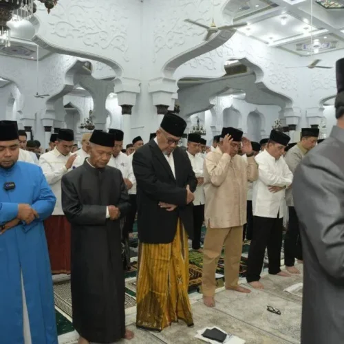 Foto: Gubernur Aceh, Bustami Hamzah bersama forkopimda melaksanakan Shalat Idul Fitri 1445H di masjid Raya Baiturrahman Banda Aceh, 10/4/2024