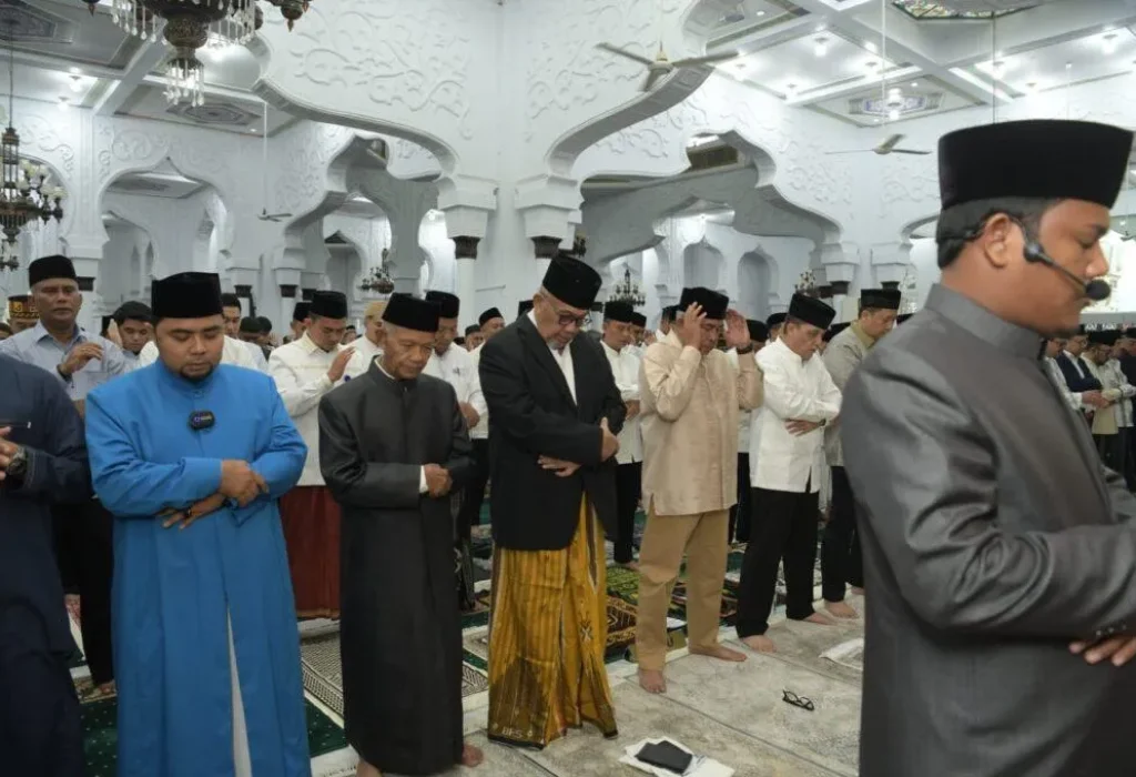 Foto: Gubernur Aceh, Bustami Hamzah bersama forkopimda melaksanakan Shalat Idul Fitri 1445H di masjid Raya Baiturrahman Banda Aceh, 10/4/2024