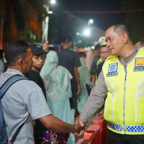 Foto: Dirlantas Polda Aceh Kombes M Iqbal Alqudusy, selaku Kasatgas Opsda Operasi Ketupat Seulawah 2024 menyampaikan, bahwa aktivitas di pelabuhan penyeberangan Ulee Lheue Banda Aceh aman dan lancar pada H+2 hari raya Idul Fitri.