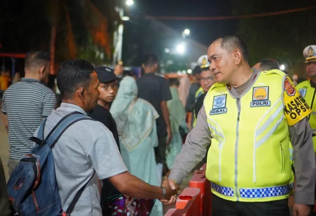 Foto: Dirlantas Polda Aceh Kombes M Iqbal Alqudusy, selaku Kasatgas Opsda Operasi Ketupat Seulawah 2024 menyampaikan, bahwa aktivitas di pelabuhan penyeberangan Ulee Lheue Banda Aceh aman dan lancar pada H+2 hari raya Idul Fitri.