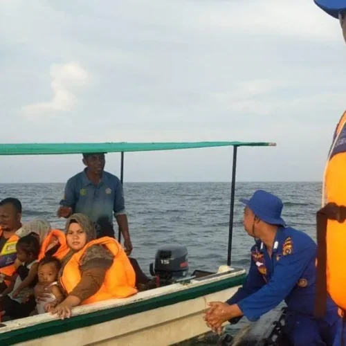 Foto: personel Satpol Airud Polres Lhokseumawe aktif turut serta dalam menjaga keamanan dan memberikan himbauan kepada masyarakat pengguna pantai dengan menggunakan perahu karet