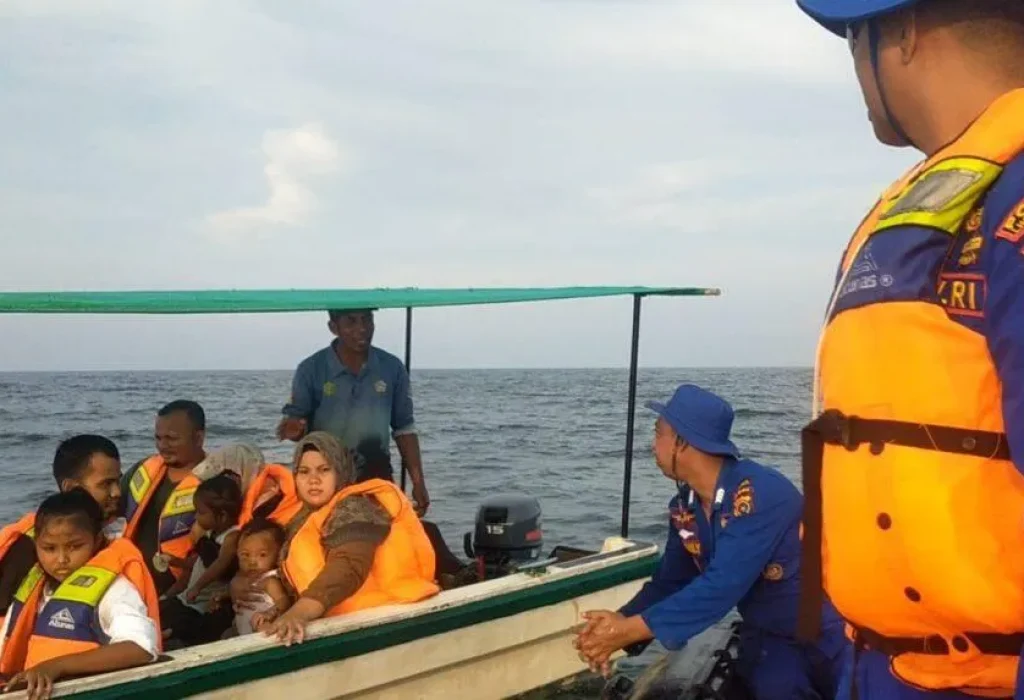 Foto: personel Satpol Airud Polres Lhokseumawe aktif turut serta dalam menjaga keamanan dan memberikan himbauan kepada masyarakat pengguna pantai dengan menggunakan perahu karet