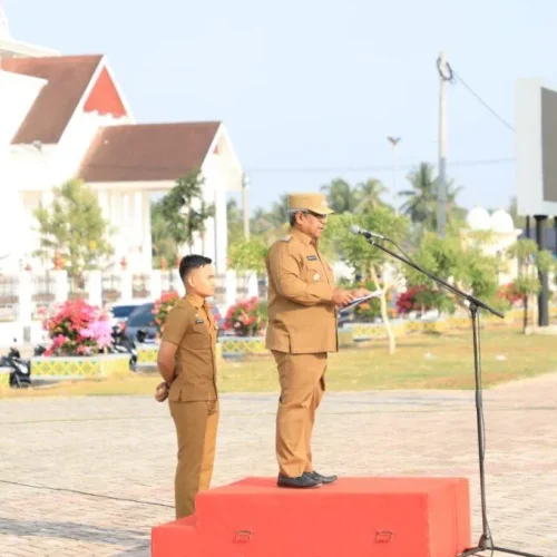 Foto: Penjabat Bupati Aceh Utara Dr Mahyuzar, MSi, memimpin kegiatan apel gabungan pada hari pertama ASN masuk kerja setelah libur Lebaran Hari Raya Idul Fitri 1445 H, Selasa, 16 April 2024.