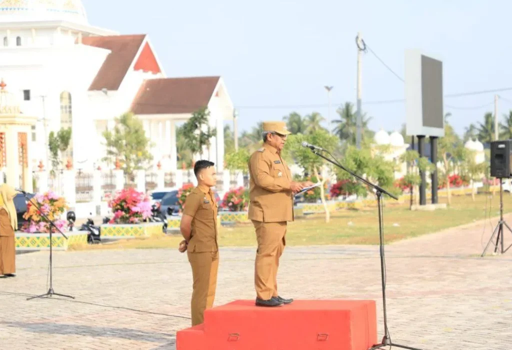 Foto: Penjabat Bupati Aceh Utara Dr Mahyuzar, MSi, memimpin kegiatan apel gabungan pada hari pertama ASN masuk kerja setelah libur Lebaran Hari Raya Idul Fitri 1445 H, Selasa, 16 April 2024.