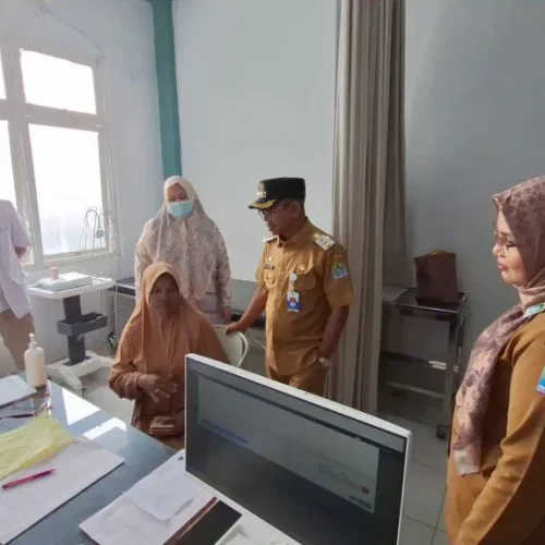 Foto: Penjabat (Pj) Bupati Aceh Jaya, Dr. A. Murtala., M.Si., dan Sekretaris Daerah Aceh Jaya, T. Reza Fahlevi, MM., melakukan silaturahmi ke sejumlah dinas di lingkungan Pemerintah Kabupaten Aceh Jaya pada hari pertama kerja pasca libur nasional dan Idul Fitri 1445 H