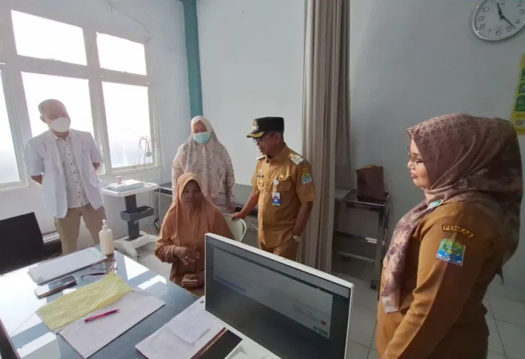 Foto: Penjabat (Pj) Bupati Aceh Jaya, Dr. A. Murtala., M.Si., dan Sekretaris Daerah Aceh Jaya, T. Reza Fahlevi, MM., melakukan silaturahmi ke sejumlah dinas di lingkungan Pemerintah Kabupaten Aceh Jaya pada hari pertama kerja pasca libur nasional dan Idul Fitri 1445 H