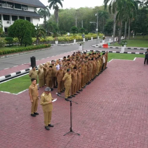 Foto: Pj Gubernur Aceh, Bustami SE, M.Si memimpin apel perdana setelah libur Idul Fitri di Lingkup Setda Aceh dan BPKA di Halaman Kantor Gubernur Aceh, Selasa 16/4/2024
