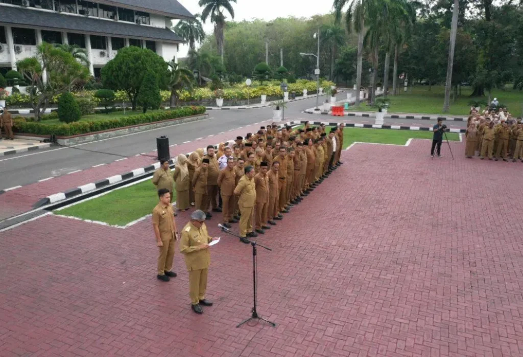 Foto: Pj Gubernur Aceh, Bustami SE, M.Si memimpin apel perdana setelah libur Idul Fitri di Lingkup Setda Aceh dan BPKA di Halaman Kantor Gubernur Aceh, Selasa 16/4/2024