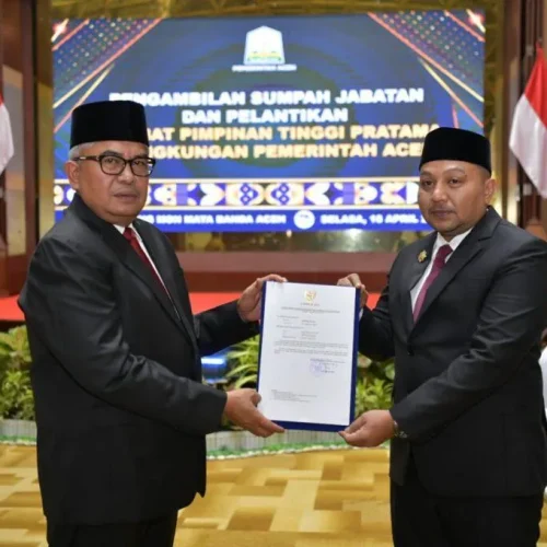 Foto: Pj. Gubernur Aceh, Bustami melakukan Pengambilan Sumpah Jabatan dan Pelantikan Penjabat 
Pimpinan Tinggi Pratama sebagai Kepala Badan Pendapatan dan Keuangan Aceh (BPKA) di Pendopo. Anjong Monmata, Banda Aceh, Selasa, 16/04/2024.