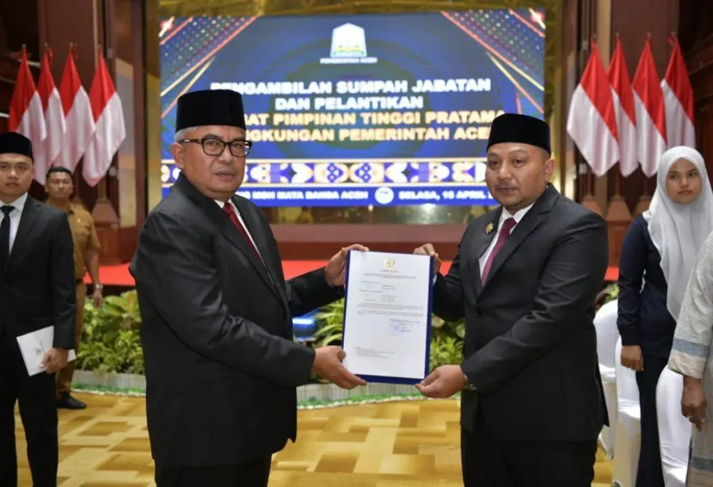 Foto: Pj. Gubernur Aceh, Bustami melakukan Pengambilan Sumpah Jabatan dan Pelantikan Penjabat 
Pimpinan Tinggi Pratama sebagai Kepala Badan Pendapatan dan Keuangan Aceh (BPKA) di Pendopo. Anjong Monmata, Banda Aceh, Selasa, 16/04/2024.