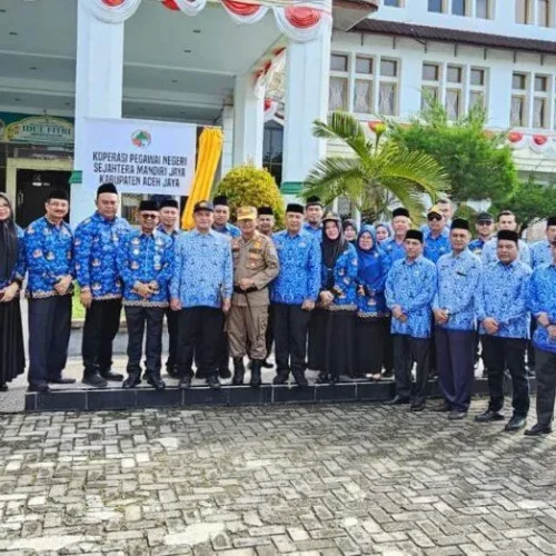 Foto: Pj. Bupati Aceh Jaya, Dr. A. Murtala., M.Si., secara resmi meluncurkan Koperasi Pegawai Negeri Sejahtera Mandiri Jaya (KPN KOPSEMA JAYA) di Halaman Kantor Bupati Aceh Jaya pada rabu, 17 april 2024.