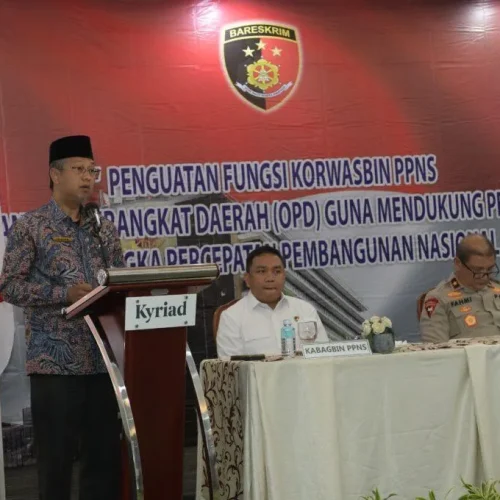 Foto: Asisten administrasi umum Sekda Aceh Dr. Iskandar, AP menghadiri sekaligus membacakan sambutan tertulis Pj. Gubernur Aceh pada acara pembinaan  peningkatan kemampuan dan  fungsi PPNS di Hotel Kriyad Muraya Banda Aceh, 18/4/2024