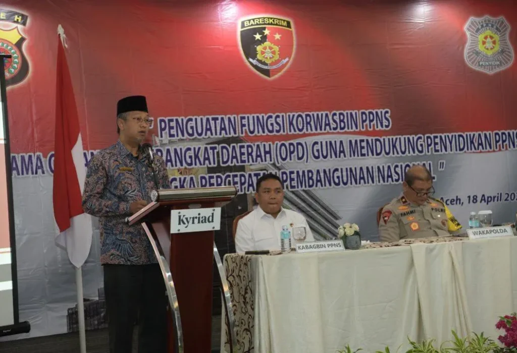 Foto: Asisten administrasi umum Sekda Aceh Dr. Iskandar, AP menghadiri sekaligus membacakan sambutan tertulis Pj. Gubernur Aceh pada acara pembinaan  peningkatan kemampuan dan  fungsi PPNS di Hotel Kriyad Muraya Banda Aceh, 18/4/2024