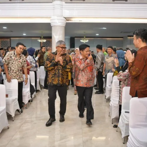 Foto: Pj. Gubernur Aceh, Bustami, SE. M. Si dan Pj. Gubernur Sumatera Utara  Hassanuddin  berjalan bersama menuju Ke tempat Acara peringatan ulang  tahun ke 76 Pemprov Sumatera utara di Aula Raja Inal Siregar, Medan, Sumatera Utara, Kamis, 18/04/2024.