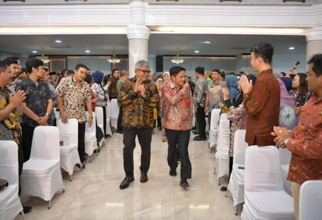 Foto: Pj. Gubernur Aceh, Bustami, SE. M. Si dan Pj. Gubernur Sumatera Utara  Hassanuddin  berjalan bersama menuju Ke tempat Acara peringatan ulang  tahun ke 76 Pemprov Sumatera utara di Aula Raja Inal Siregar, Medan, Sumatera Utara, Kamis, 18/04/2024.