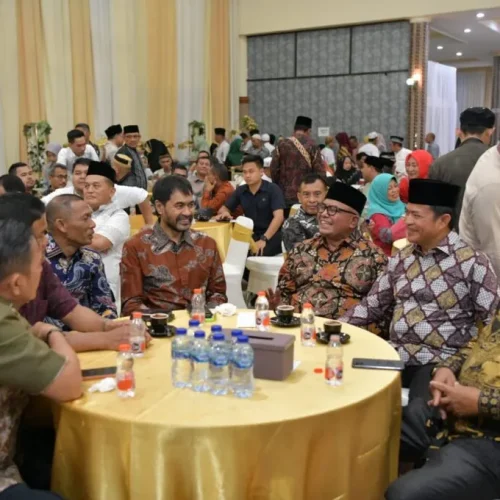 Foto: Pj. Gubernur Aceh, Bustami, SE. M. Si Bersama Pj. Gubernur Sumut, Hasunuddin, Ketua Partai Aceh, Muzakir Manaf, Ketua DPR Aceh, Zulfadhli dan Ketua Tokoh Masyarakat Aceh Medan Peusijuk serta Silaturrahmi dan Halal Bi Halal  dengan Tokoh Masyarakat Aceh di Balai Raya Aceh Sepakat Jalan Mengkara Nomor 2, Petisah Tengah, Kecamatan Medan Petisah, Sumatera Utara, Jumat Malam, 19/04/2024.