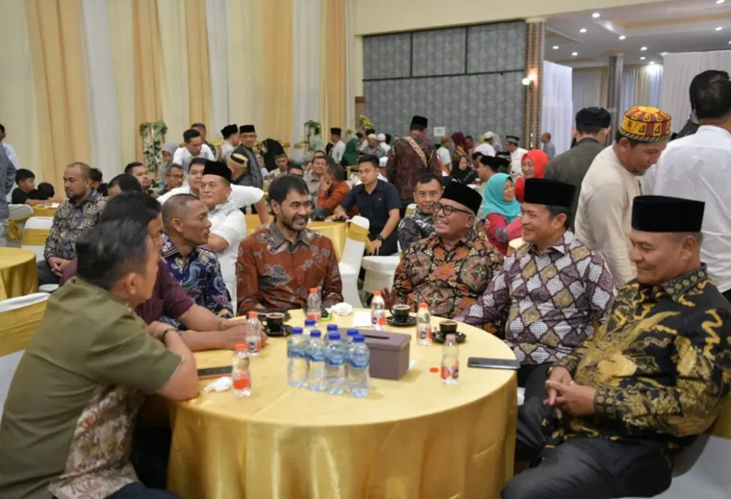 Foto: Pj. Gubernur Aceh, Bustami, SE. M. Si Bersama Pj. Gubernur Sumut, Hasunuddin, Ketua Partai Aceh, Muzakir Manaf, Ketua DPR Aceh, Zulfadhli dan Ketua Tokoh Masyarakat Aceh Medan Peusijuk serta Silaturrahmi dan Halal Bi Halal  dengan Tokoh Masyarakat Aceh di Balai Raya Aceh Sepakat Jalan Mengkara Nomor 2, Petisah Tengah, Kecamatan Medan Petisah, Sumatera Utara, Jumat Malam, 19/04/2024.