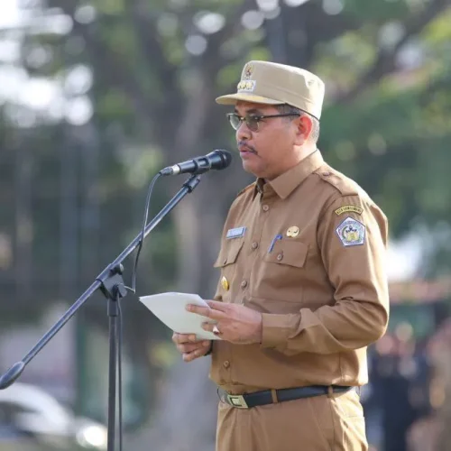 Foto: Dalam menghadapi musim hujan yang semakin dekat, Pj Walikota Lhokseumawe A. Hanan, SP, MM serukan Dinas Pekerjaan Umum dan Penataan Ruang (PUPR), Dinas Lingkungan Hidup dan Kebersihan (DLHK), serta semua Organisasi Perangkat Daerah (OPD) Lhokseumawe termasuk perangkat kecamatan dan desa serta Instansi Vertikal untuk kompak bergotong royong membersihkan saluran air, khususnya di gampong-gampong.