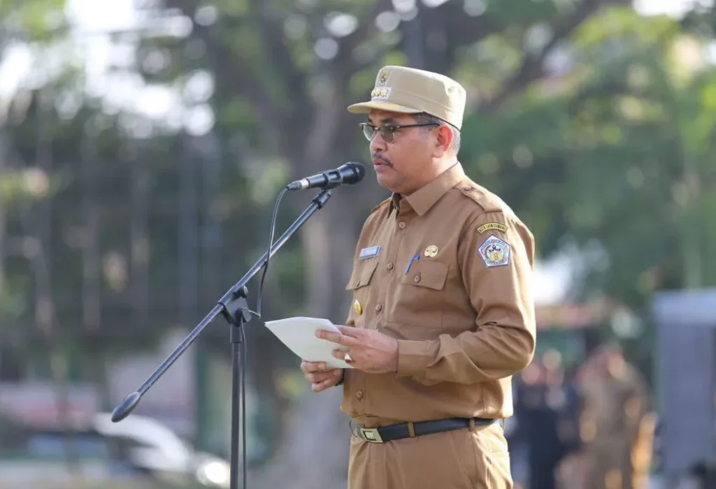 Foto: Dalam menghadapi musim hujan yang semakin dekat, Pj Walikota Lhokseumawe A. Hanan, SP, MM serukan Dinas Pekerjaan Umum dan Penataan Ruang (PUPR), Dinas Lingkungan Hidup dan Kebersihan (DLHK), serta semua Organisasi Perangkat Daerah (OPD) Lhokseumawe termasuk perangkat kecamatan dan desa serta Instansi Vertikal untuk kompak bergotong royong membersihkan saluran air, khususnya di gampong-gampong.
