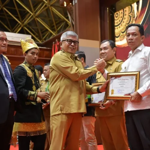 Foto: Gubernur Aceh, Bustami, SE. M. Si   didampingi Kepala Bappeda Aceh, T. Ahmad Dadek menyerahkan Anugerah Prof. A. Majid Ibrahim di Anjong Mon Mata Komplek Meuligoe Gubernur Aceh