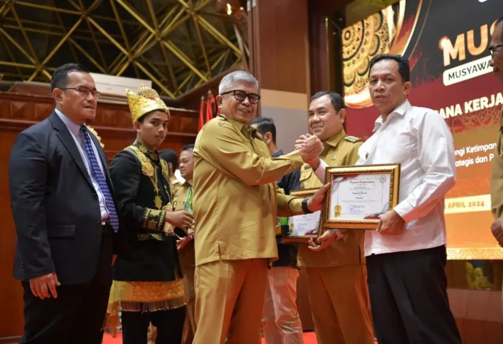 Foto: Gubernur Aceh, Bustami, SE. M. Si   didampingi Kepala Bappeda Aceh, T. Ahmad Dadek menyerahkan Anugerah Prof. A. Majid Ibrahim di Anjong Mon Mata Komplek Meuligoe Gubernur Aceh