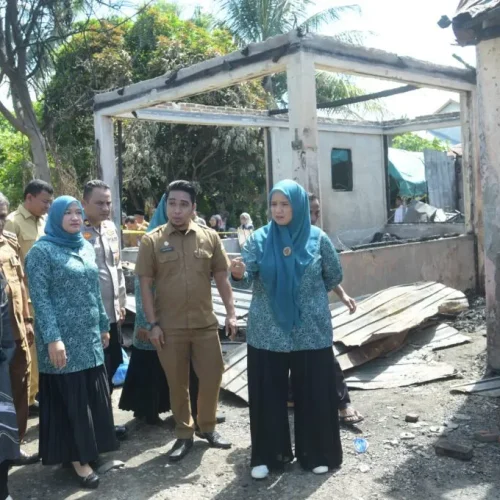Foto: Ketua TP PKK Aceh, Mellarni Subarni didampingi Ketua TP PKK Aceh Besar dan PJ DWP Aceh, meninjau lokasi yang terdampak kebarakan di desa Menasah Mayang Kec. Krueng Barona Jaya Aceh Besar 22/4/2024