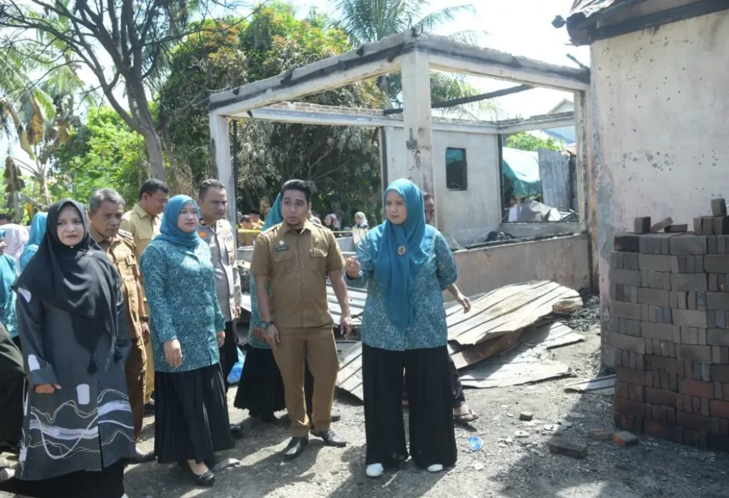 Foto: Ketua TP PKK Aceh, Mellarni Subarni didampingi Ketua TP PKK Aceh Besar dan PJ DWP Aceh, meninjau lokasi yang terdampak kebarakan di desa Menasah Mayang Kec. Krueng Barona Jaya Aceh Besar 22/4/2024