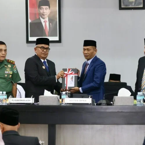 Foto: Pj Gubernur Aceh Bustami SE. M. Si, Menghadiri Rapat Paripurana DPRA Tahun 2024 dengan Agenda Penyampaian Laporan Pertanggungjawaban (LKP]) Gubernur Aceh TA 2023, Penetapan Pembentukan Panitia Khusus LKPJ Gubernur Aceh TA 2023 dan Penetapan Raqan Inisiatif DPR Aceh, senin 22 April 2024, di gedung serbaguna DPR Aceh.