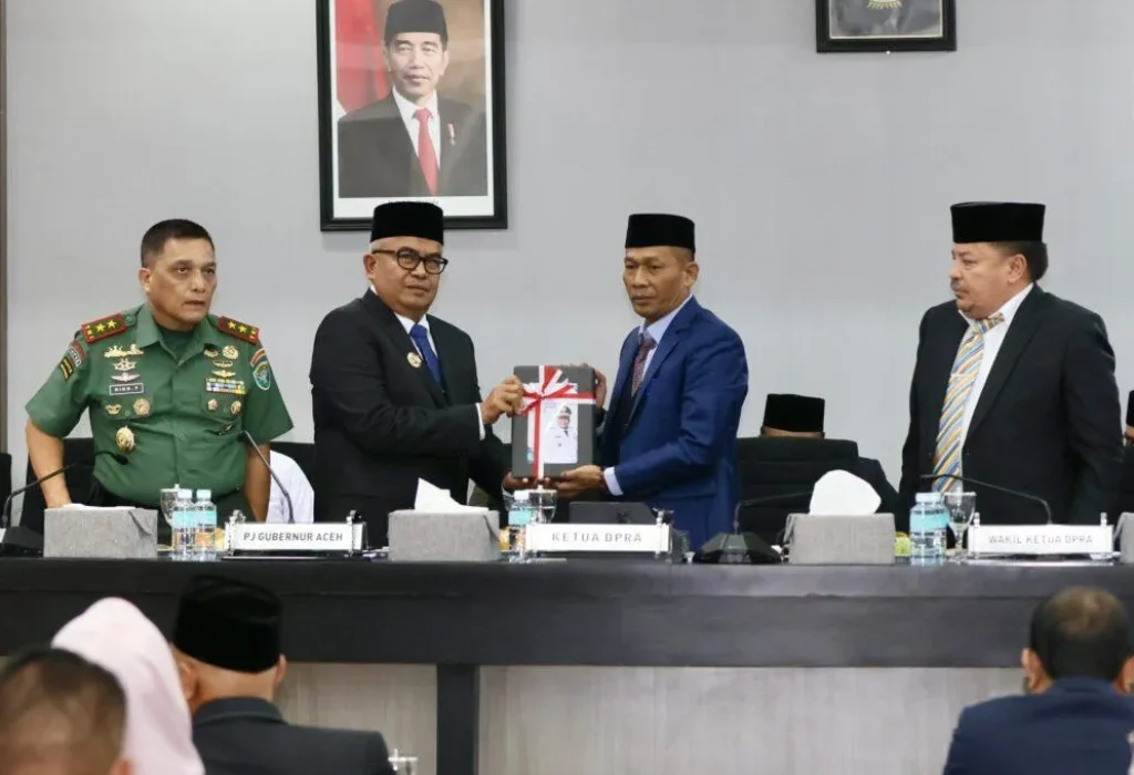 Foto: Pj Gubernur Aceh Bustami SE. M. Si, Menghadiri Rapat Paripurana DPRA Tahun 2024 dengan Agenda Penyampaian Laporan Pertanggungjawaban (LKP]) Gubernur Aceh TA 2023, Penetapan Pembentukan Panitia Khusus LKPJ Gubernur Aceh TA 2023 dan Penetapan Raqan Inisiatif DPR Aceh, senin 22 April 2024, di gedung serbaguna DPR Aceh.