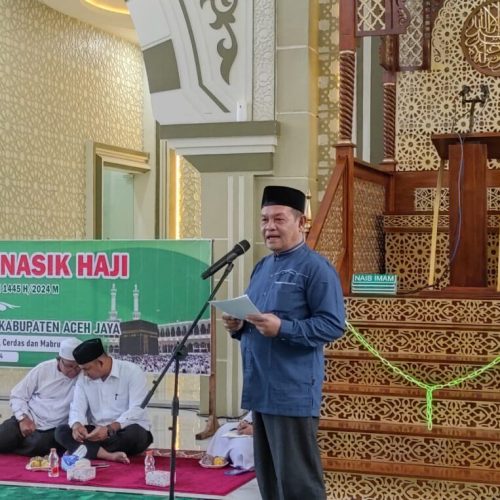 Foto: Asisten 1 Setdakab Aceh Jaya mewakili Pj. Bupati Aceh Jaya, Dr. A. Murtala., M.Si.,, Mustafa Ramadhan, S.Sos., membuka kegiatan Bimbingan Manasik Haji bagi 54 Jamaah Calon Haji (JCH) Kabupaten Aceh Jaya tahun 2024 yang diadakan oleh Kementerian Agama Kabupaten Aceh Jaya di Masjid Baitul Izzah, Calang pada selasa, 23 April 2024.