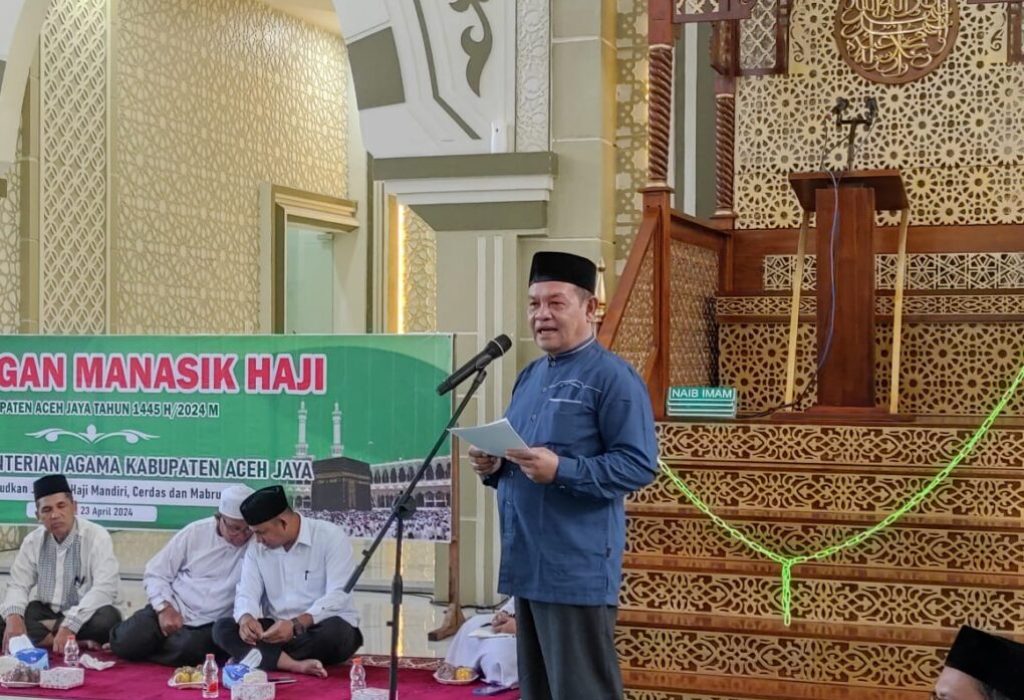 Foto: Asisten 1 Setdakab Aceh Jaya mewakili Pj. Bupati Aceh Jaya, Dr. A. Murtala., M.Si.,, Mustafa Ramadhan, S.Sos., membuka kegiatan Bimbingan Manasik Haji bagi 54 Jamaah Calon Haji (JCH) Kabupaten Aceh Jaya tahun 2024 yang diadakan oleh Kementerian Agama Kabupaten Aceh Jaya di Masjid Baitul Izzah, Calang pada selasa, 23 April 2024.