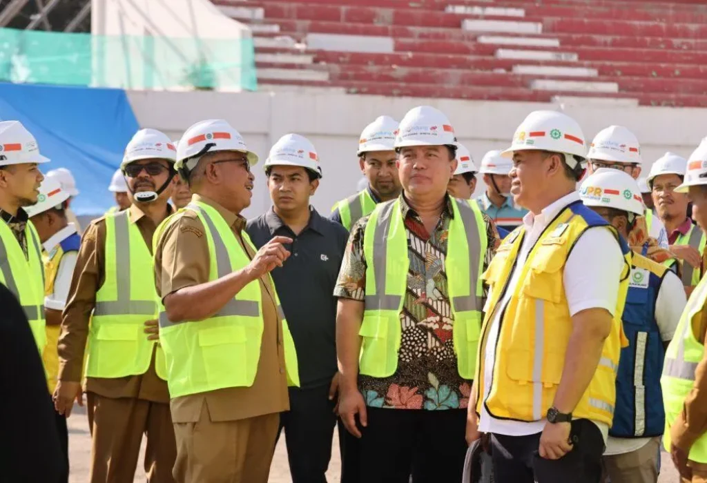 Foto: Pj Gubernur Aceh, Bustami Hamzah meninjau progres pengerjaan venue PON XXI/2024 di Stadion Harapan Bangsa, Lhoong Raya, Banda Aceh, Selasa 23/4/2024