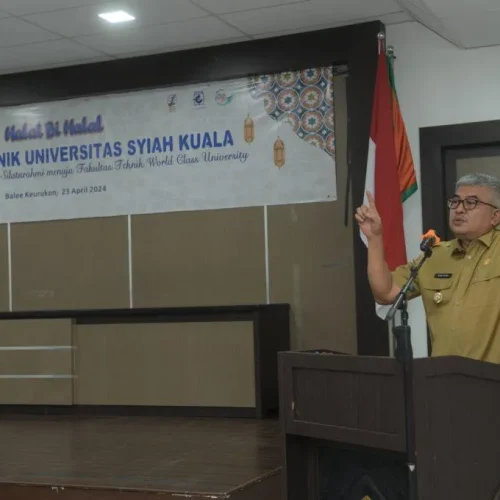 Foto: Penjabat Gubernur Aceh Bustami Hamzah, selaku ketua IKA Alumni Unsyiah, menghadiri undangan Halal bi Halal Idul Fitri 1445 Hijriah, di Balee Keurukon Fakultas Teknik Universitas Syiah Kuala, Selasa (22/4/2024).