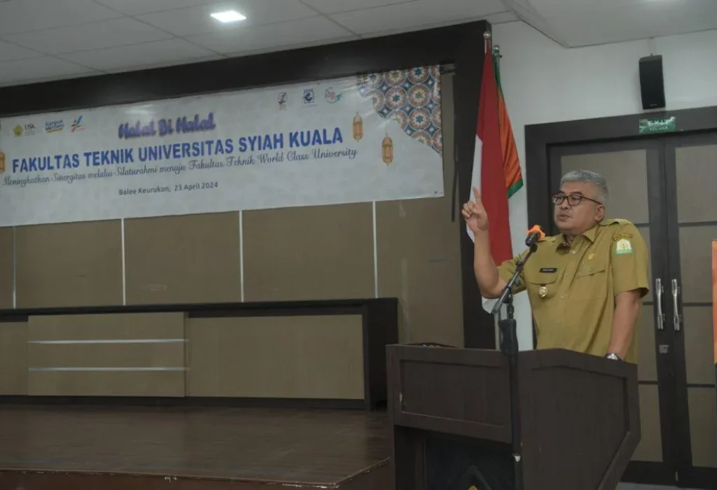 Foto: Penjabat Gubernur Aceh Bustami Hamzah, selaku ketua IKA Alumni Unsyiah, menghadiri undangan Halal bi Halal Idul Fitri 1445 Hijriah, di Balee Keurukon Fakultas Teknik Universitas Syiah Kuala, Selasa (22/4/2024).