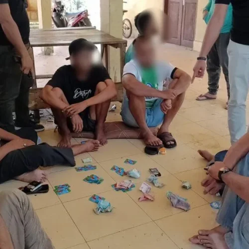 Foto: Personel Satreskrim Polres Nagan Raya menggerebek lokasi perjudian di pasar ikan Desa Kuta Baroe, Kecamatan Seunagan, Kabupaten Nagan Raya, Selasa, 23 April 2024. Dalam penggerebekan itu, polisi menangkap tujuh pelaku dan mengamankan barang bukti uang jutaan rupiah.