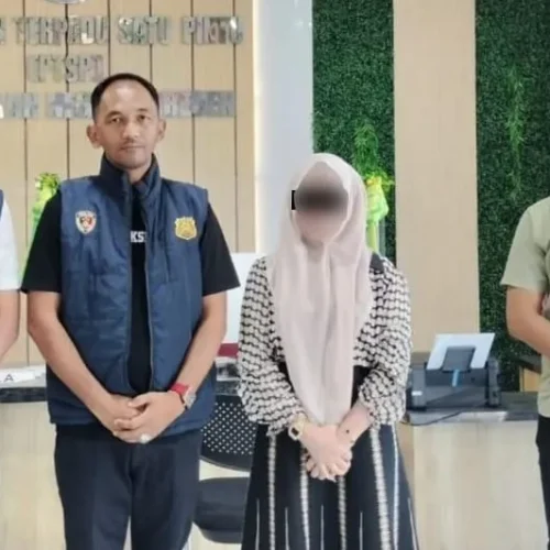 Foto:  Penyidik Subdit Siber Ditreskrimsus Polda Aceh menyerahkan tersangka dan barang bukti atau tahap II kasus promosi judi online ke jaksa penuntut umum (JPU) Kejaksaan Negeri Bireuen, Kamis, 25 April 2024.