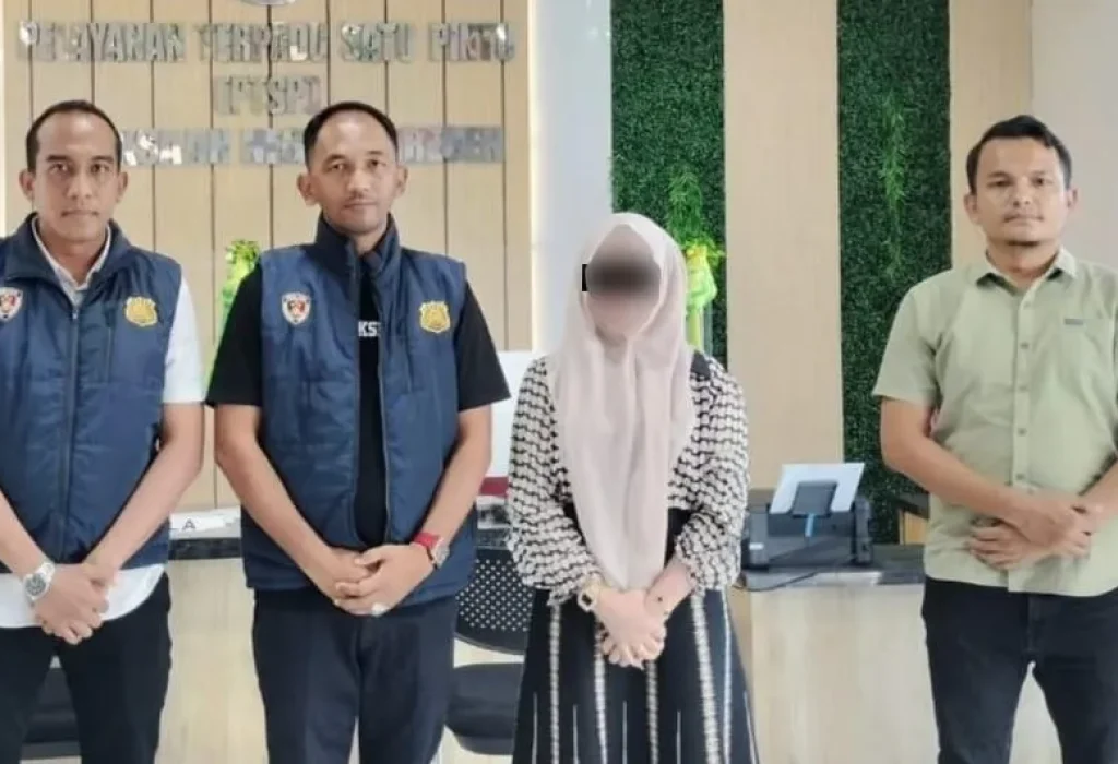 Foto:  Penyidik Subdit Siber Ditreskrimsus Polda Aceh menyerahkan tersangka dan barang bukti atau tahap II kasus promosi judi online ke jaksa penuntut umum (JPU) Kejaksaan Negeri Bireuen, Kamis, 25 April 2024.
